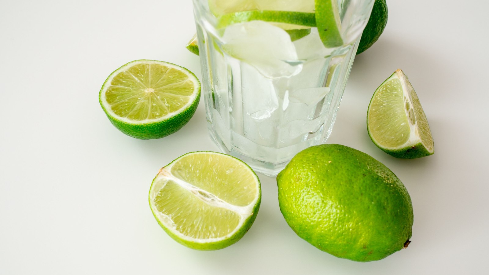 Illustrative lime and citrus photograph; seedlessness is not verified.