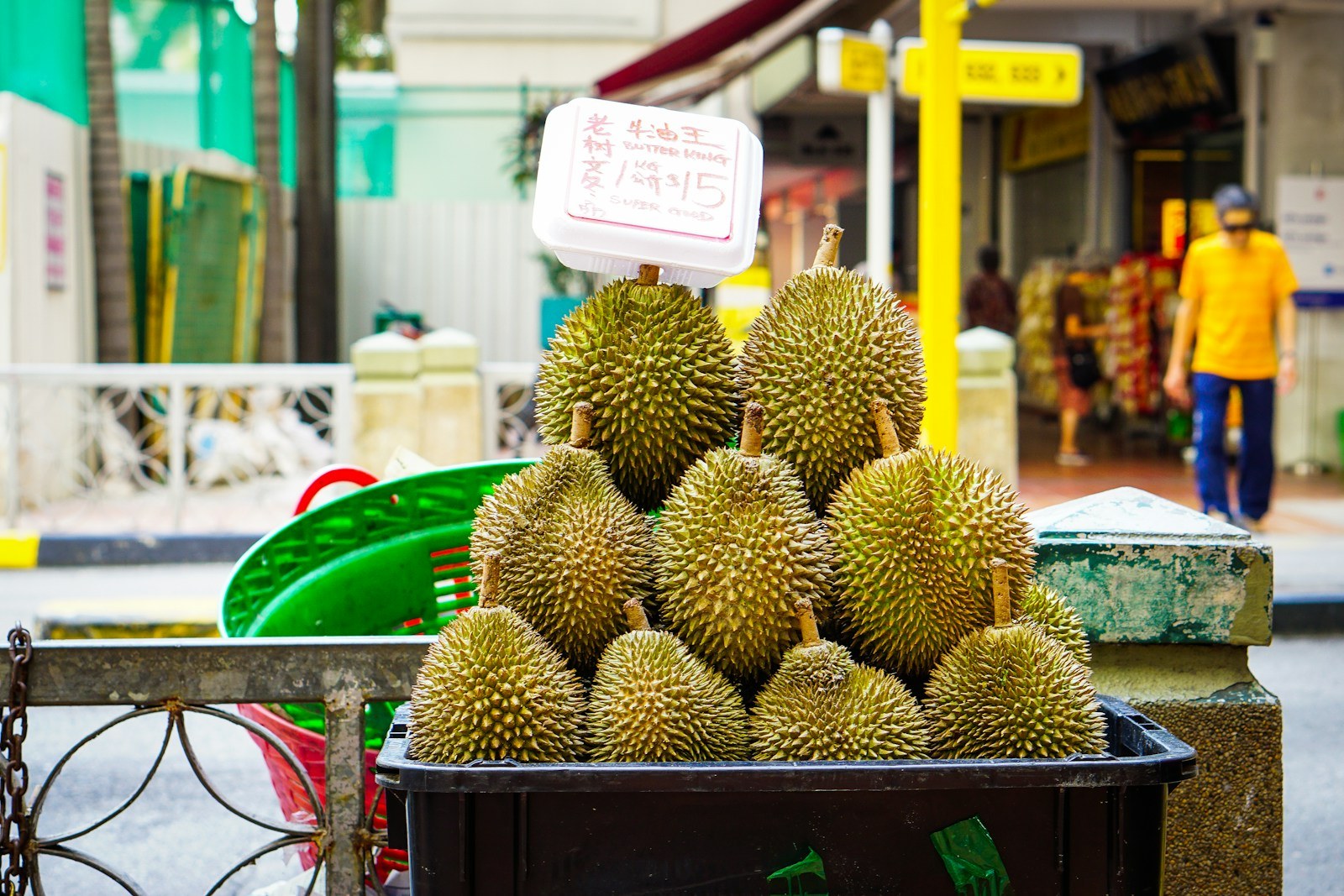 Sầu riêng nguyên trái với lớp vỏ gai đặc trưng.