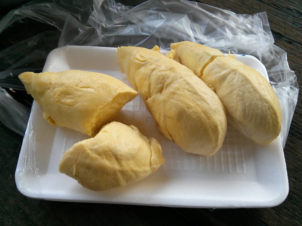 白托盘上的榴莲果肉，旁边放着透明袋。