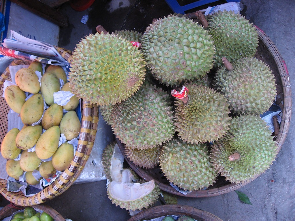Sầu riêng nguyên trái xếp trong giỏ cạnh các loại quả khác tại Việt Nam.