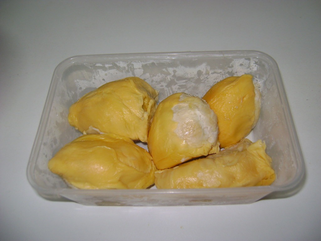 Cơm sầu riêng tươi trong hộp thực phẩm trong suốt không nhãn hiệu.